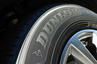 住友ゴムは2025年1月に、米グッドイヤーから欧州・北米・オセアニア地域における四輪タイヤ製品としての「DUNLOP（ダンロップ）」の商標権を取得。東南アジアや西アジアの一部を除き、ダンロップの名のもとにグローバルに四輪タイヤの販売が可能となった。