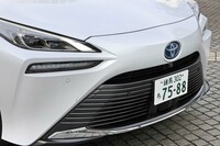 フロントのナンバープレートの下にはLiDARを搭載している。