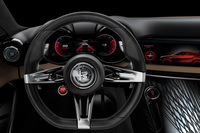 ステアリングホイールのセンター左下にエンジンのスタート／ストップスイッチが備わる。