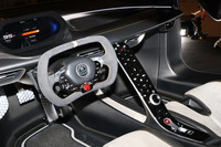 ダッシュボードやセンターコンソールはフローティングタイプとなっている。