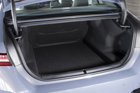 トランク容量は500リッター。「523i」は520リッターなので、ボディーは大きいのに容量が減少している。