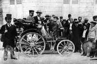 1894年に催されたパリ－ルーアン・トライアルの様子。世界初のモータースポーツイベントとされている。