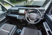 テスト車のインテリアカラーは「ブラック×シルバー」。ノーマルの「ステップワゴンには温かみを感じさせる暖色系が、「スパーダ」にはクールでスタイリッシュなブラック系がそれぞれ設定される。