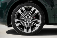 「SQ5」の標準タイヤサイズは255/45R20だが、テスト車にはオプションで用意される225/40R21サイズが装着されていた。