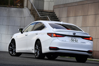 静粛性や空力性能をとことん追求したという新型「ES」。リアコンビランプやバンパー下部の形状もまた、それらの向上に寄与している。