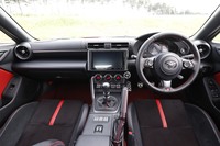 水平基調のインストゥルメントパネルが印象的なインテリア。ダッシュボードの高さは先代モデルと同じになっている。（写真＝トヨタ自動車）