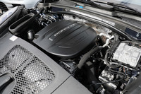 「マカン」に積まれる2リッター直4ターボエンジンもリファインを受けており、従来型よりも8psと20Nmアップの最高出力245ps、最大トルク370Nmを発生する。