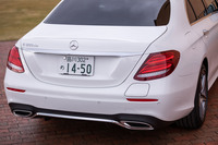 ガソリンエンジン搭載モデルと大きく印象が変わらない「E350de」のリアビューだが、トランクリッドのエンブレムとバンパーに設けられた充電リッドがハイブリッドモデルであること示している。