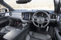 ノーマルの「S60」の温かみのあるインテリアとは異なり、チャコールをベースとした「T8ポールスターエンジニアード」ではスポーティーなイメージに。ルーフライニングもチャコールとする徹底ぶりだ。