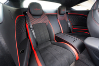 後席は2人掛け。この車両は「FIRST EDITION」のステッチだが、ヘッドレストのエンブレムは「Speed」やベントレーエンブレムも選べ、型押しにも変えられる。