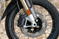 タイヤサイズは前が120/70R19、後ろが170/60R17。組み合わされるのはダイキャストのアルミホイールが標準で、仕様に応じてクロススポークのホイールも用意される。