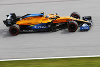 2019年は3強チームに次ぐコンストラクターズランキング4位に終わったマクラーレン。今季型「MCL35」も上々の仕上がりを見せており、開幕戦オーストリアGPでは2年目のランド・ノリス（写真）がキャリアベストの予選4位、ハミルトンの降格ペナルティーにより3番グリッドという好位置からスタートした。序盤に順位を落とすもポディウムから照準を外さず走り続け、ハミルトンの5秒加算ペナルティーが分かるや猛追を仕掛けて見事初表彰台となる3位を射止めた。チームメイトのカルロス・サインツJr.も予選8位から5位入賞。初戦で26点を獲得したマクラーレンは、37点のメルセデスに次ぐランキング2位につけている。（Photo=McLaren）