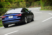 ダンピングコントロール付きスポーツサスペンションを装備するテスト車で、ワインディングロードを行く。いずれの走行モードでも、その足まわりの動きは極めてしなやかだった。