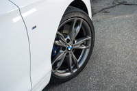 「M240i」には電子制御ダンパーの「アクティブMサスペンション」が装備されており、状況に応じて減衰力を調整できる。