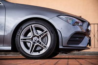 試乗車はオプションの「AMGライン」に含まれる18インチサイズの「AMG5ツインスポーク」ホイールを装着していた。