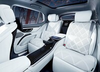 オプション「ファーストクラスパッケージ」選択時の後席。