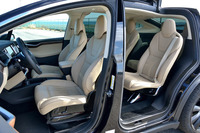 「モデルX」のシートは、クルマのシートというよりも、普通のイスに近い形状。特にリアシートはフロアと1本のフレームを通してつながっており、レイアウトの自由度が高まっている。