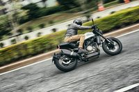 車両重量は燃料を除いた状態で157kgと、250ccクラスに比肩するほど軽量となっている。