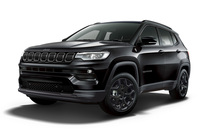 「ジープ・コンパス ブラックシャーク」のエクステリア。ブラックのフロントグリルやウィンドウモールディング、「Jeep」バッジなどにもブラックカラーを採用。