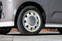 14インチの白いアルミホイールとハーフキャップも「ナチュラルシックスタイルエクステリアセット」の一部。セットは総額で26万2680円。