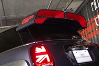 ルーフ後端には専用の大型リアスポイラーを装備。