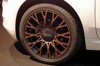 ブロンズカラーの専用アルミホイール。