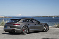 「ポルシェ・パナメーラ」の新たなボディーバリエーションとして誕生した「パナメーラ スポーツツーリスモ」。2017年3月のジュネーブモーターショーでデビューした。