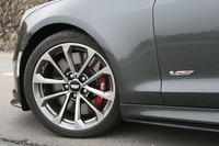 タイヤサイズは前が255/35ZR18、後ろが275/35ZR18。「ミシュラン・パイロットスーパースポーツ」が装着される。