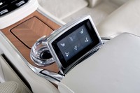 後席のアームレストからせり出す操作パネル。ストレージの保温・保冷機能を切り替えたり、助手席のポジションを変更したりといったオペレーションが可能。