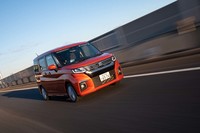 「後席の乗り心地が悪い」という顧客からの要望に応えて、先代よりも柔らかな足まわりとなった新型「ソリオ」。フワフワとした感じは好みが分かれるだろう。