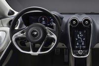 メーターパネルは12.3インチの液晶タイプ。センターコンソールには7インチの縦型タッチスクリーンが装着される。これらの表示グラフィックスは航空機で使われるものを模している。