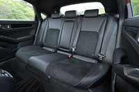 「シビックe：HEV RS」のリアシート。フロントシートと同じくプライムスムース×ウルトラスエードのコンビ表皮に赤いステッチが入る。背もたれには60：40の分割可倒機構が備わる。