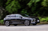 「リヴォリ」グレードは、フロントガラスに装着されたカメラで前方の路面を常時ハイスピードスキャンし、ショックアブソーバーの減衰力を路面状況に合わせて最適化する「DSアクティブスキャンサスペンション」を搭載している。