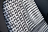 ポルシェが「ペピータ」と呼ぶ千鳥格子模様に寄ってみる。白地の部分はうっすらと光沢のあるシルバーとなっている。