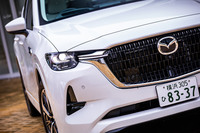 堂々とした風格のあるフロントフェイスや力強いFR骨格などで「魂動デザイン」の知性やエレガンスを表現したと紹介される「CX-60」のエクステリアデザイン。「プレミアムモダン」グレード（写真）のグリルは、ピアノブラックのバーデザインになっている。