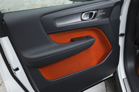 大きなスピーカーを廃した「XC40」のドアパネル。代わりに、大型のペットボトルやノートPCが収納できるスペースが確保されている。