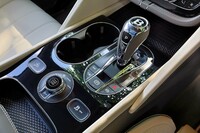 センターコンソールに配された、シフトセレクターやドライブモードセレクター。走行モードには、いわゆるオートモードの「B」モードに加え、「スポーツ」「コンフォート」「カスタム」の3つのモードが用意される。