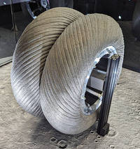 ブリヂストンが開発した、月面探索車用のスチールタイヤ。不整地への対応とトラブル対策のため、ダブルタイヤ（2連装着）になっている。