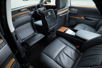 スイッチひとつで助手席が前方にスライドし、同時にヘッドレストが折りたたまれる機能を後席左側に備えている。したがって、後席左が上席となる。