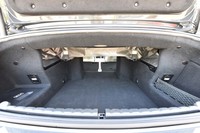 ほろを上げ、50：50分割式の後席を前方に倒して最大化した状態の荷室。後席のロック解除レバーは、左右両サイドにひとつずつ配される。