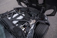5.2リッターのV12エンジンはツインターボ化され、最高出力725ps、最大トルク900Nmを発生。8段ATを組み合わせる。最高速度は340km/h、0-100km/h加速は3.4秒というデータ。