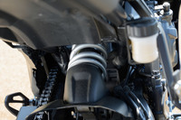 リアにはプリロードと伸び側の減衰力を調整可能なリンク式モノクロスサスペンションを採用。高い路面追従性に加え、マスの集中やコンパクト化、軽量化も重視した設計となっている。