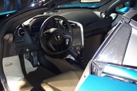 インテリアでは、マクラーレンの各モデルに採用されている、縦型のタッチパネル式液晶ディスプレイをセンターコンソールに配置。
