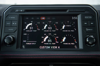 ダッシュボード上段の8インチ液晶モニターには「マルチファンクションメーター」機能を搭載。車両コンディションやドライビングの履歴などを確認できる。