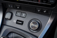 前後駆動力配分をコントロールするダイヤルに加えて、6段MT車にもドライブモードセレクターが搭載された。モードは「カスタム」「スポーツ」「ノーマル」「エコ」に加えて、GPSの判定によって特定の場所でのみアクティブになる「サーキット」モードもある。