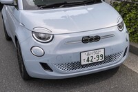 既存の「500」との連続性とともに、新しさも感じさせるフロントマスク。ヘッドランプはボンネットとボディーとの間で分割されている。