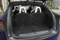 荷室の容量は標準で357リッター。6人乗り仕様の場合は3列目のみ倒すことができ、最大で2002リッターまで拡大できる。（写真をクリックすると、シートの倒れる様子が見られます）