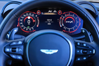 計器類に代えて装備される、12.3インチのインフォメーションディスプレイ。走行モードに応じて表示デザインが切り替わり、また画面の一部には、ナビゲーションシステムの地図を映すこともできる。