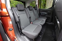 リアシートの座面は3座独立タイプだが、可倒機構は6：4分割となる。