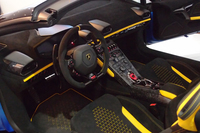 
	インテリアのところどころに、カーボン地むき出しのパーツが用いられている。
	